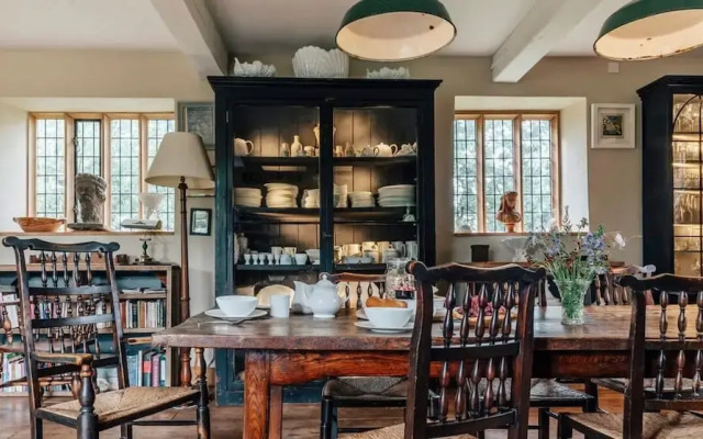 Lavish Tudor Estate Gardens - Sleeps 25
