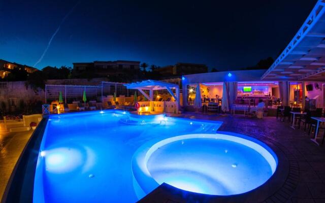 Kouros Apartments & Studios