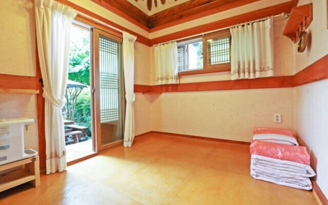Jeonju Hanok Sukbak Cheheomgwan Pension