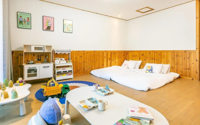 Yeosu Hi Mom Kids Family Pension Black