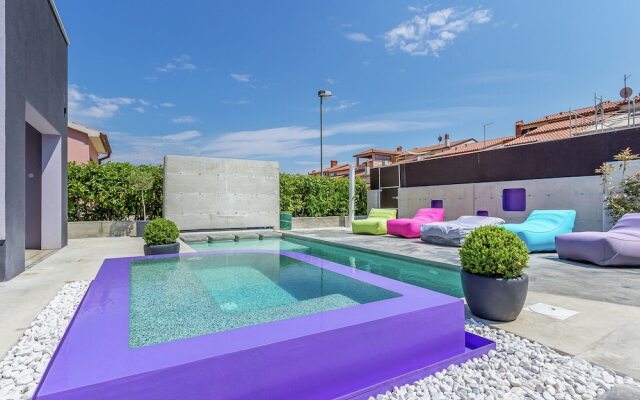 Modern Holiday Home With Pool and Bubble Bath