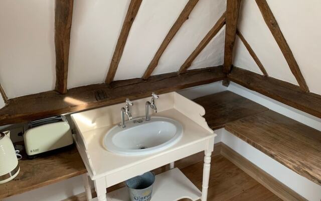 Sweet Small Barn With Tennis Court, Near Goodwood