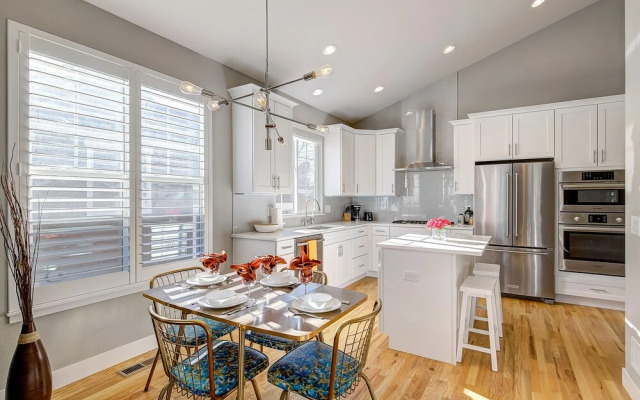 Beautiful New Denver Home! Sleeps 12!