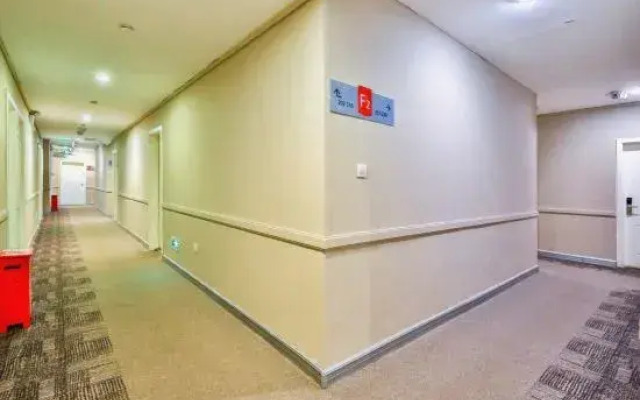 Home Inn Hotels Management Co., LtdRongchang East Street Metro Station, Zhongji Subaru Store)