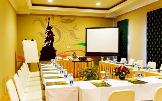 Amos Cozy Hotel & Convention Hall