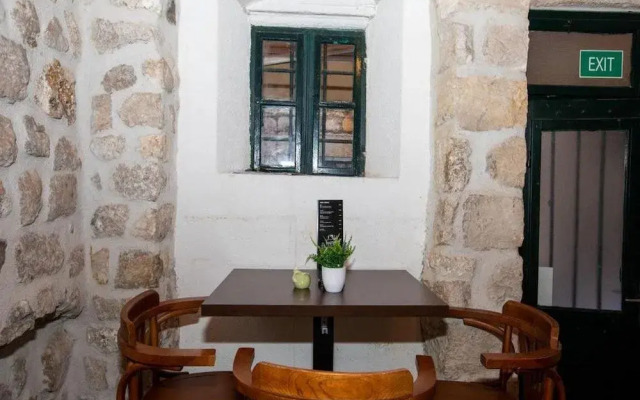 Lav Hostel & Café