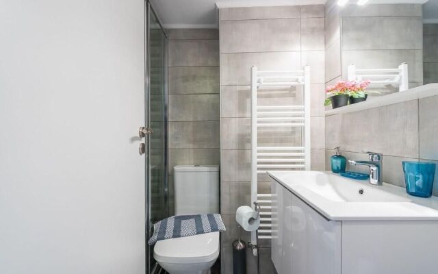 Central & Cozy Apartment With Balcony