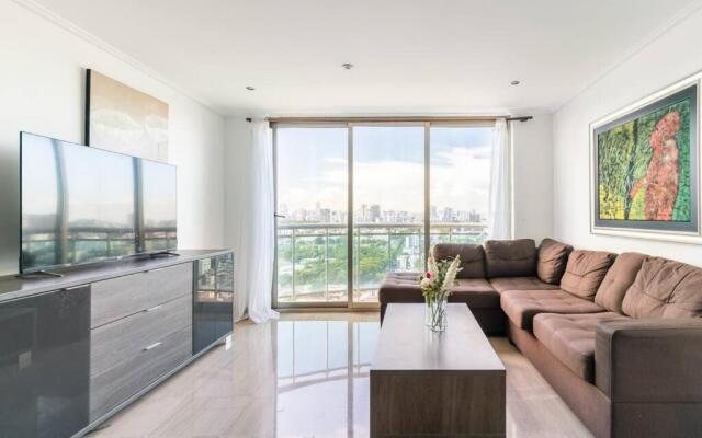Luxurious 2BDR condo located in Prestigious Tower.