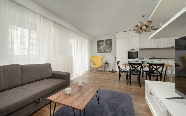 Modern Apartment Terrace by Renters