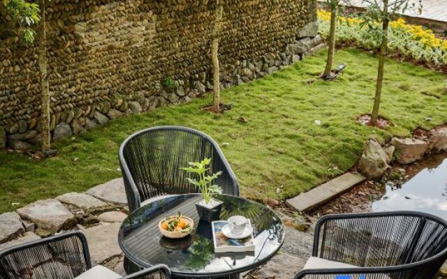 Wuyishan Six Shang · Waterfront Mountains and Beautiful Stays