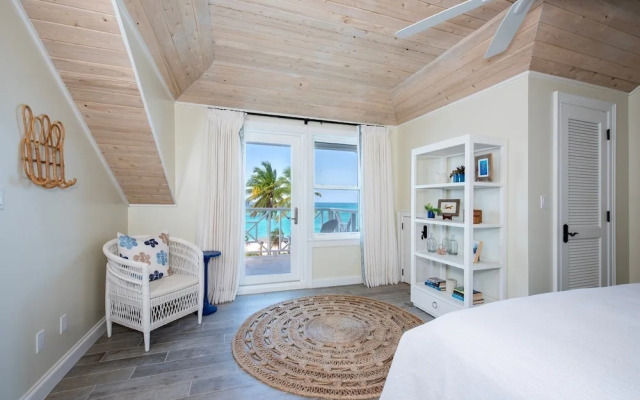 Cricket Beach House-luxurious Beachfront House 5 Bedroom Home