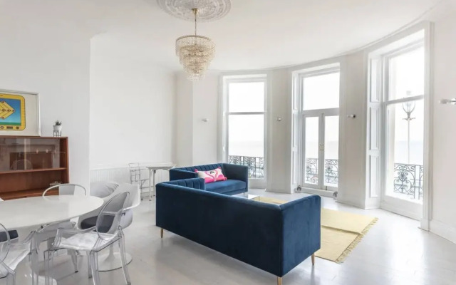 Bright And Elegant 3 Bedroom Seafront Apartment
