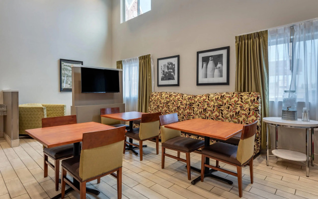 Quality Inn & Suites Evansville Downtown