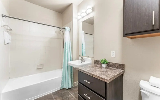 Fun Soco 1BR King Suite w Gympickleballlaundry