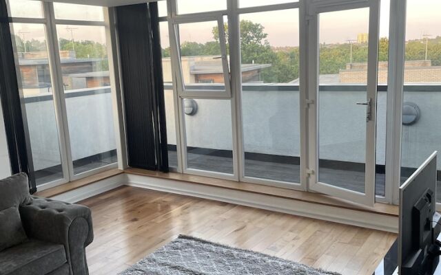 Impeccable 2 Bed 2 Bath Penthouse