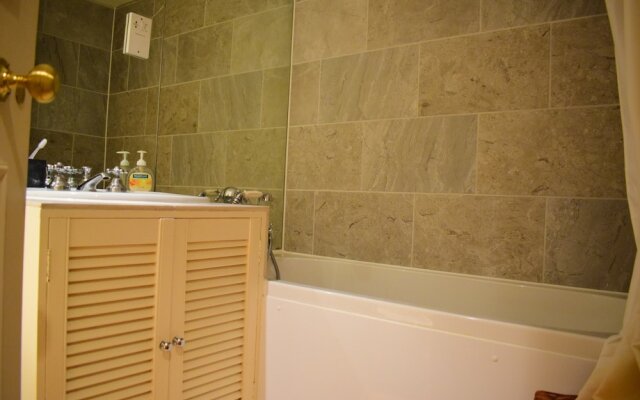 Kensington 2 Bedroom Flat With Balcony