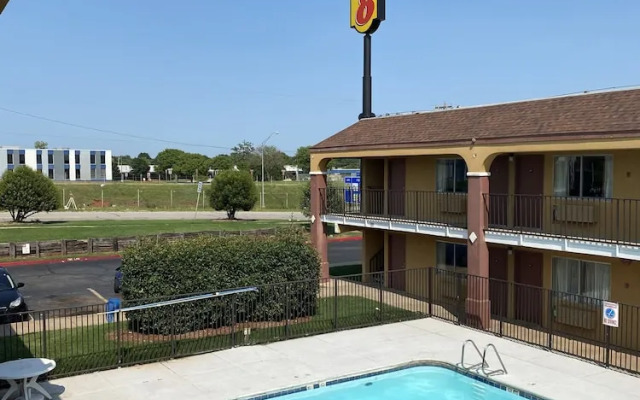 Super 8 Midwest City/East/Okc