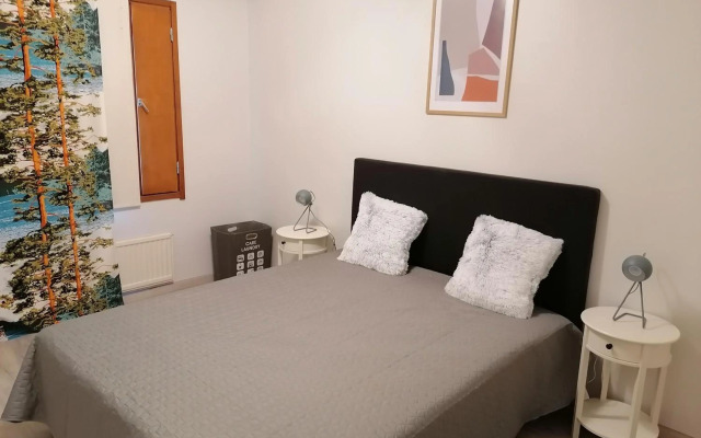 Keskustan kaksio parvekkeella, ilmastoitu.