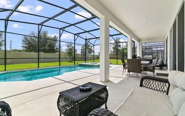 Charming Spacious Pool Home by Disney