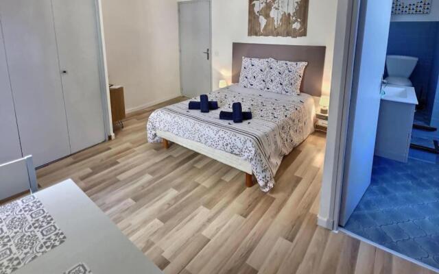 Studio vue sur la roche, au calme Moustiers #1