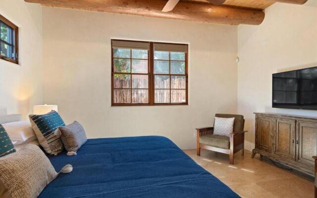 Casa Nona - Pristine Home in the Railyard District, Walk to The Plaza