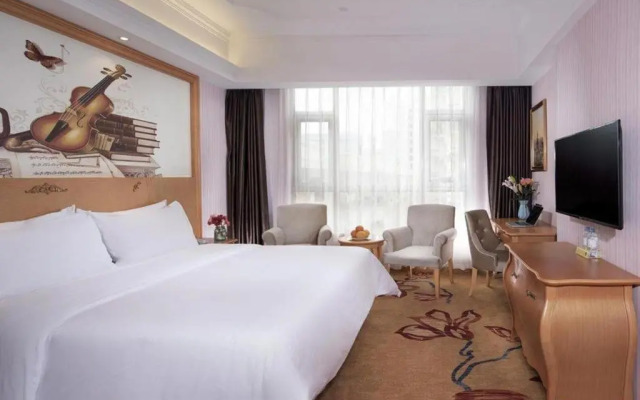 Vienna Hotel (Xinyi Jiaoyucheng River View)