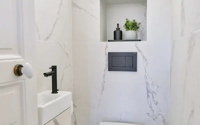 Design Passy Terrace 2 Bedroom Apt With Balcony in Paris