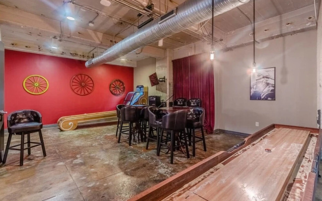 Cozy 1 Bedroom Apartment Overlooking Downtown