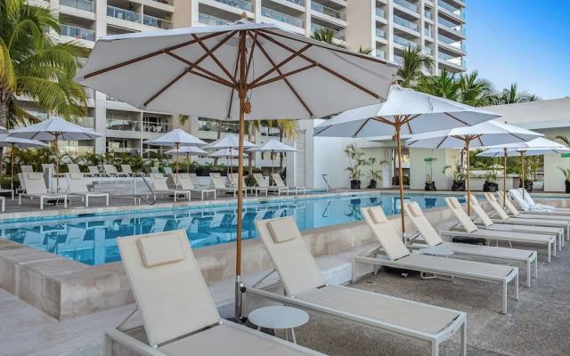 Stunning Beachfront Condo - Sea Views