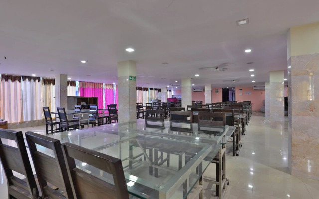 OYO 24833 Hotel Silver