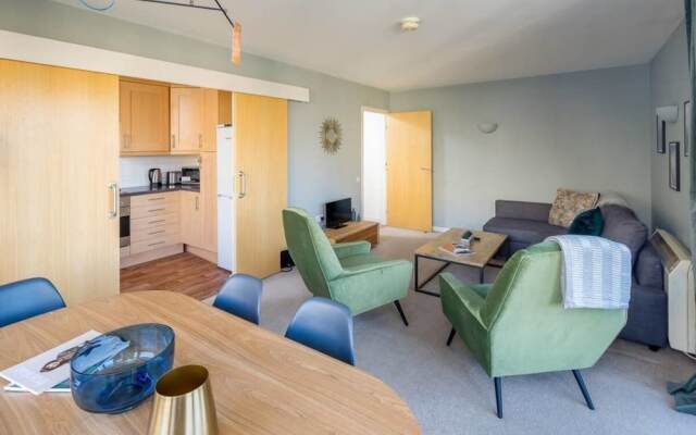 Modern 2 bed apt W/balcony 10 Mins to King's Cross