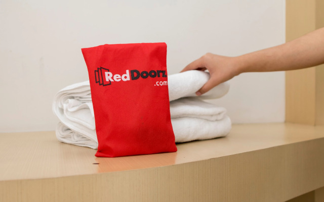 RedDoorz near Botani Square Mall