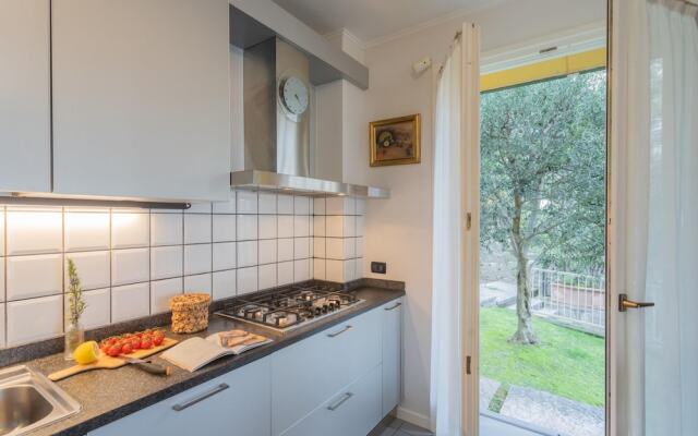 On the Lake - Private Garden Parking