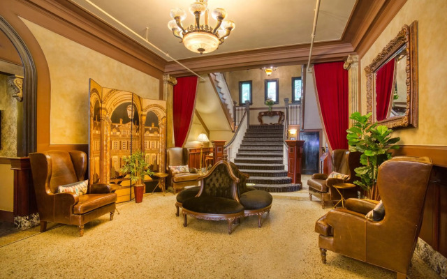 MarQueen Hotel