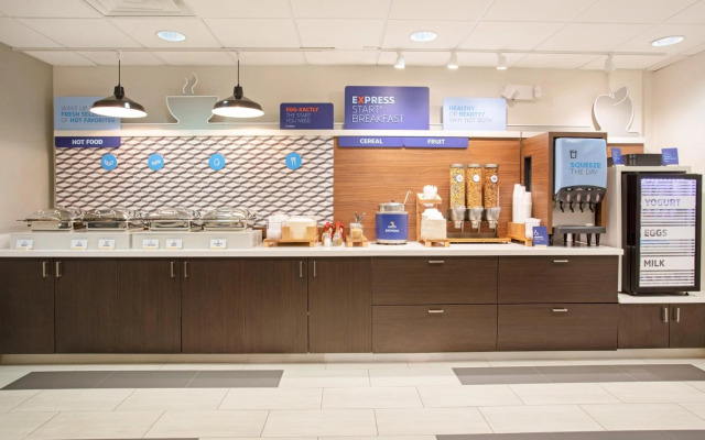 Holiday Inn Express & Suites Phoenix - Glendale Sports Dist by IHG