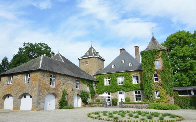 Delightful Castle in Bastogne with Hot Tub