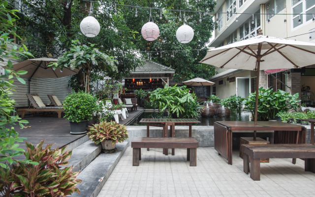 Feung Nakorn Balcony Rooms and Cafe