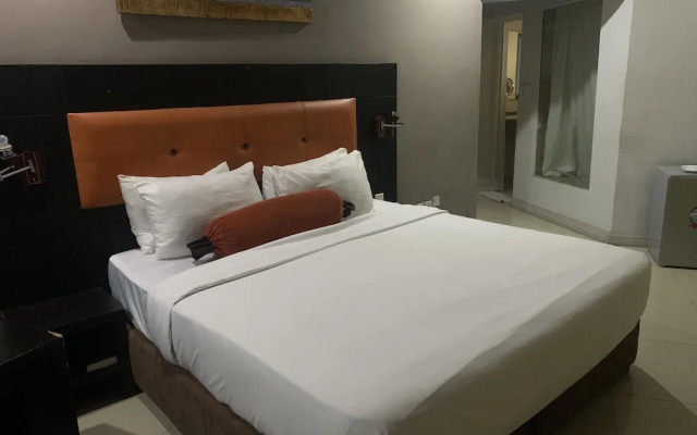 Oakspring Hotel & Luxury Suites