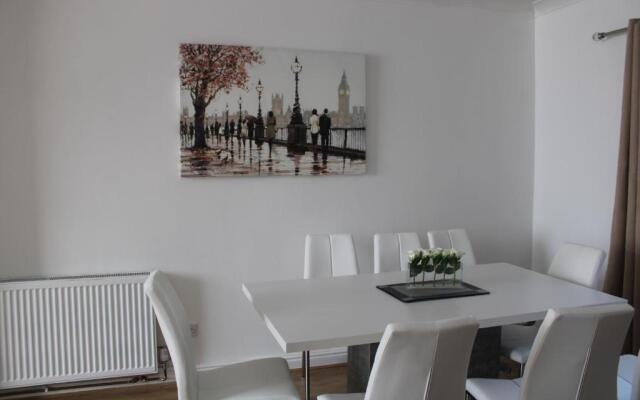Beautiful 3 bedroom house with parking