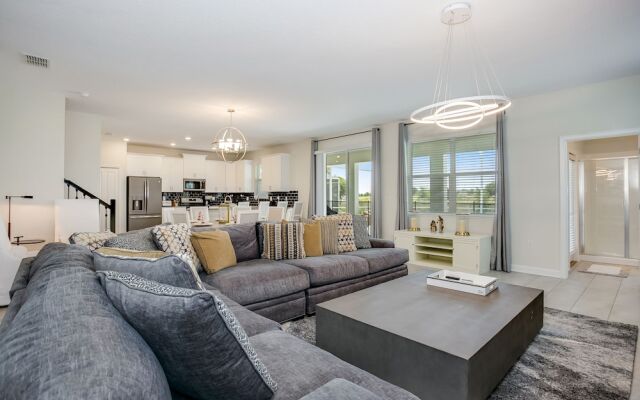 Contemporary Home w/ Private Pool& Spa!