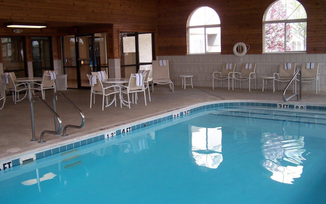 Country Inn & Suites by Radisson Auburn IN