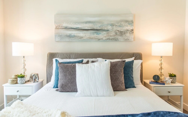 QuickStay - Premium 2-Bedroom with CN Tower & Lake Views