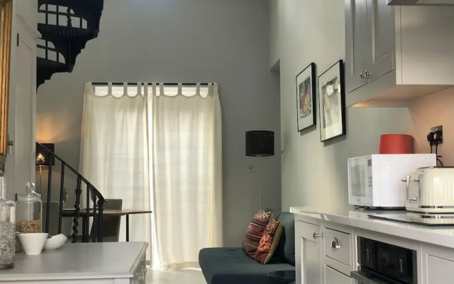 London-apartment-sleeps2-privateentrance