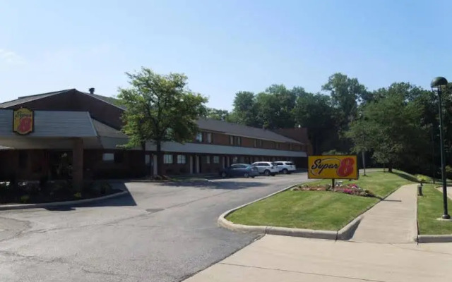 Super 8 Beachwood