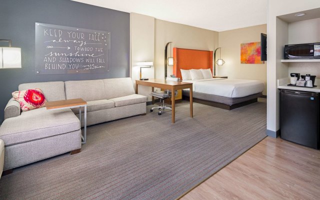 La Quinta Inn & Suites by Wyndham Orange County Airport