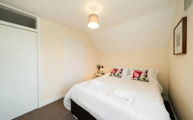 Clubhouse Cottage - Stylish 2 bed pet Friendly