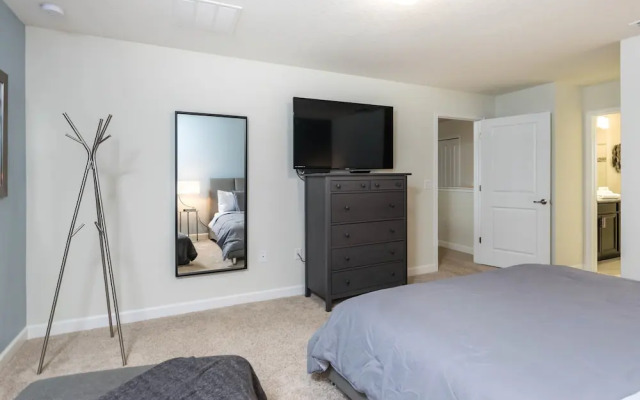 6 Bedroom, 6 Bath Pool Home