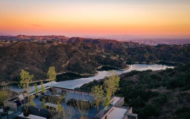 Sophisticated Modern Retreat in Bel Air