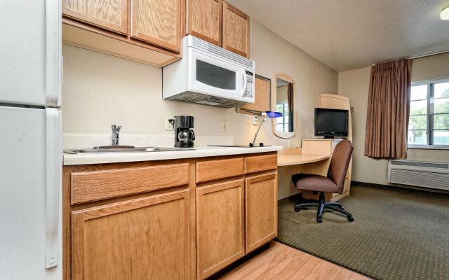 HomeTowne Studios & Suites by Red Roof Bentonville