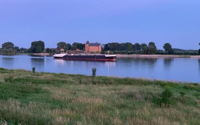 Gorinchem, spacious house, terrace at the water